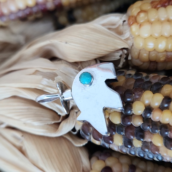 Adorable NWOT Native American Navajo Turquoise & Sterling Bear Pendant 🐻 🩶♥️